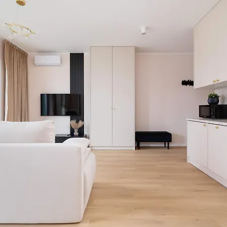 Air-conditioned Studio With Balcony 10 Minutes From Spodek Arena By Renters Appartement
