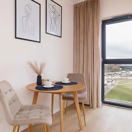 Air-conditioned Studio With Balcony 10 Minutes From Spodek Arena By Renters Appartement *