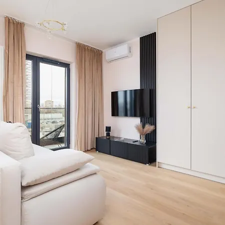 Air-conditioned Studio With Balcony 10 Minutes From Spodek Arena By Renters *