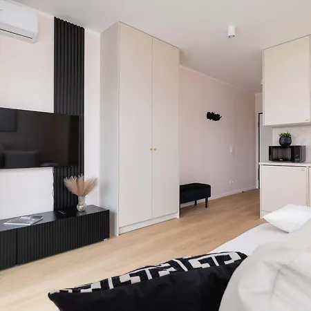 Air-conditioned Studio With Balcony 10 Minutes From Spodek Arena By Renters
